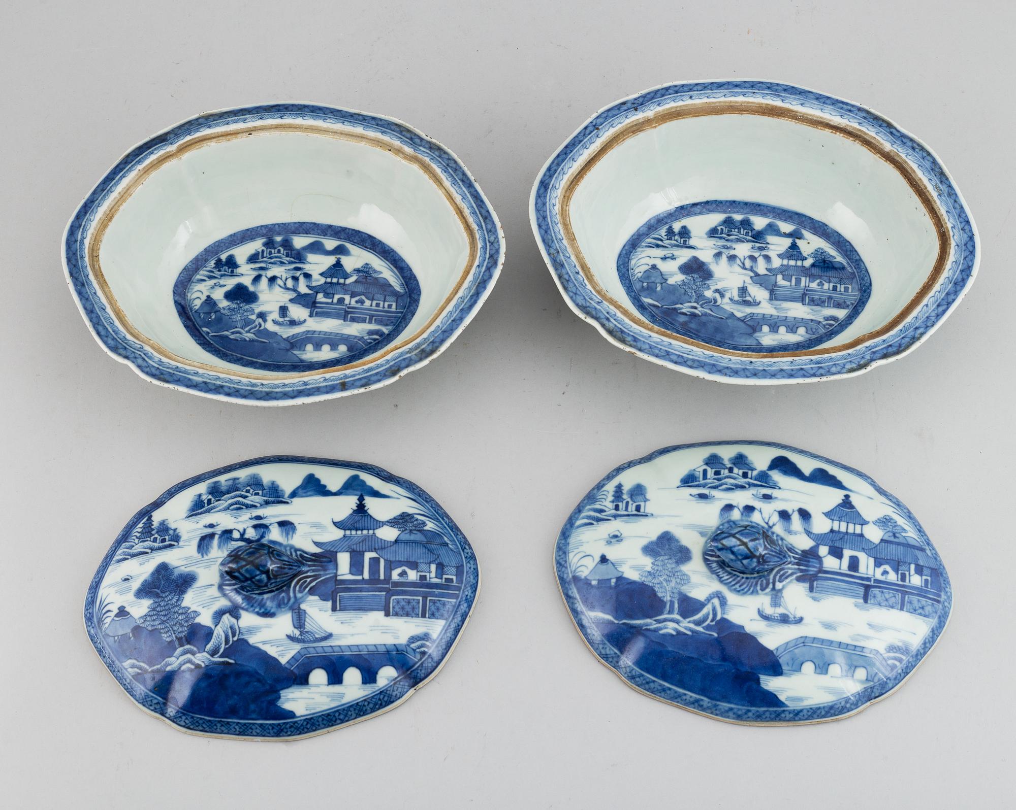 A pair of blue and white porcelain tureens with covers, Qing dynasty, Jiaqing.