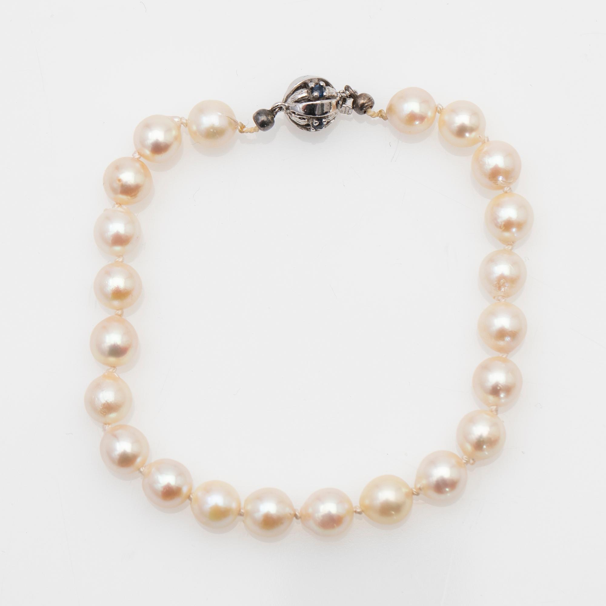 Pearl bracelet, clasp in silver with stones.