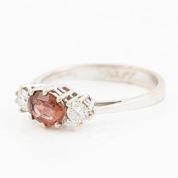 Ring 18K vitguld med turmalin och briljantslipade diamanter.