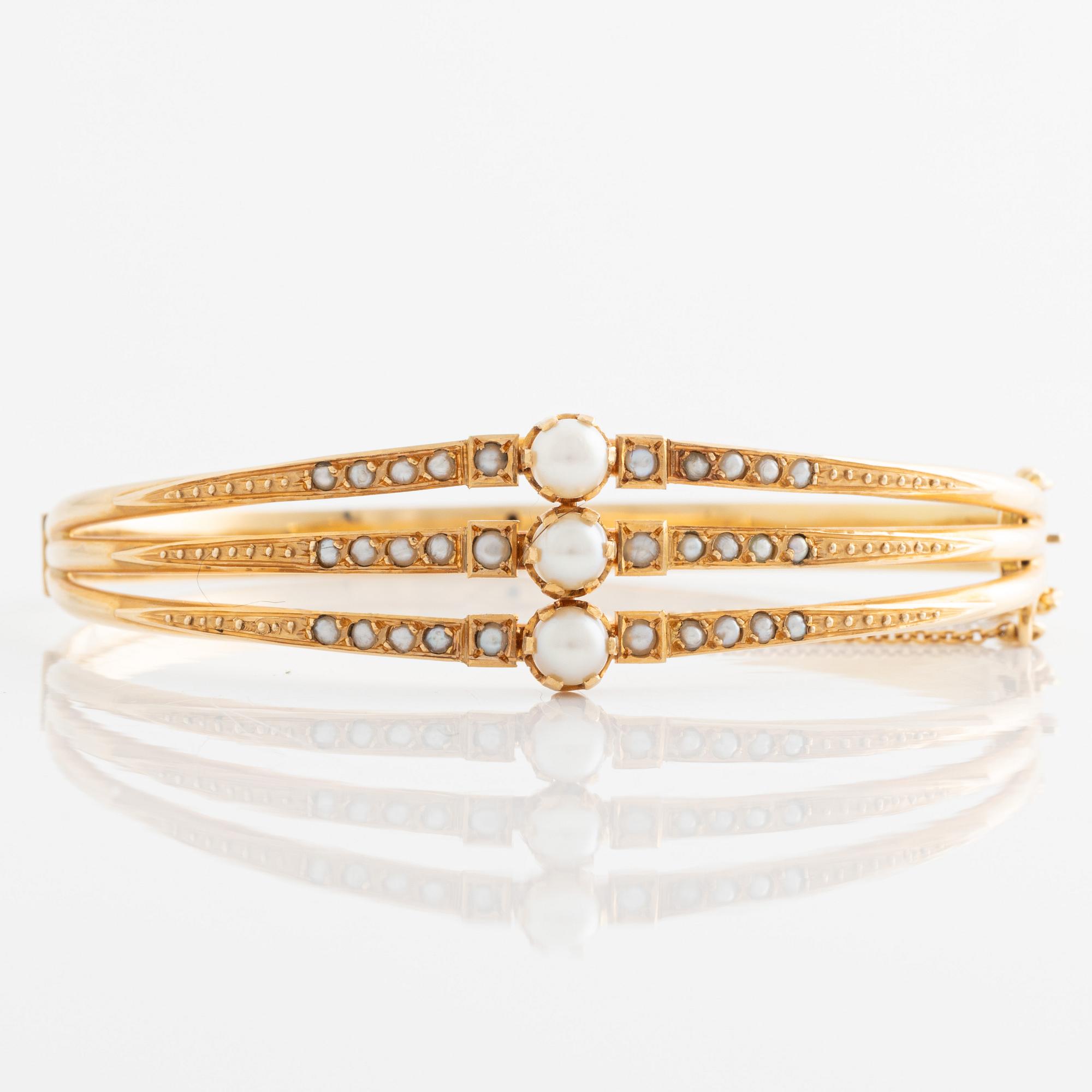 Bracelet, three-row rigid with pearls, 18K gold.