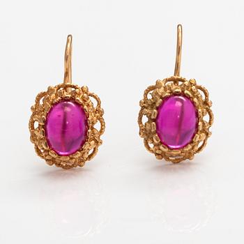 A pair of 14K gold and synthetic ruby earrnigs. Korutuote Ilmari Uski & Co, Heinola 1975.