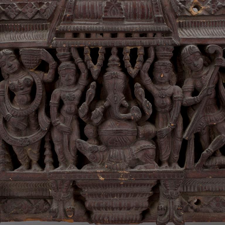 RELIEF. trä, Indien, 1900-talets första hälft.