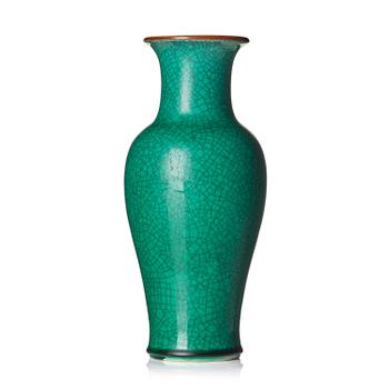 1160. An apple green crackle-glazed vase, Qing dynasty, 18th century.