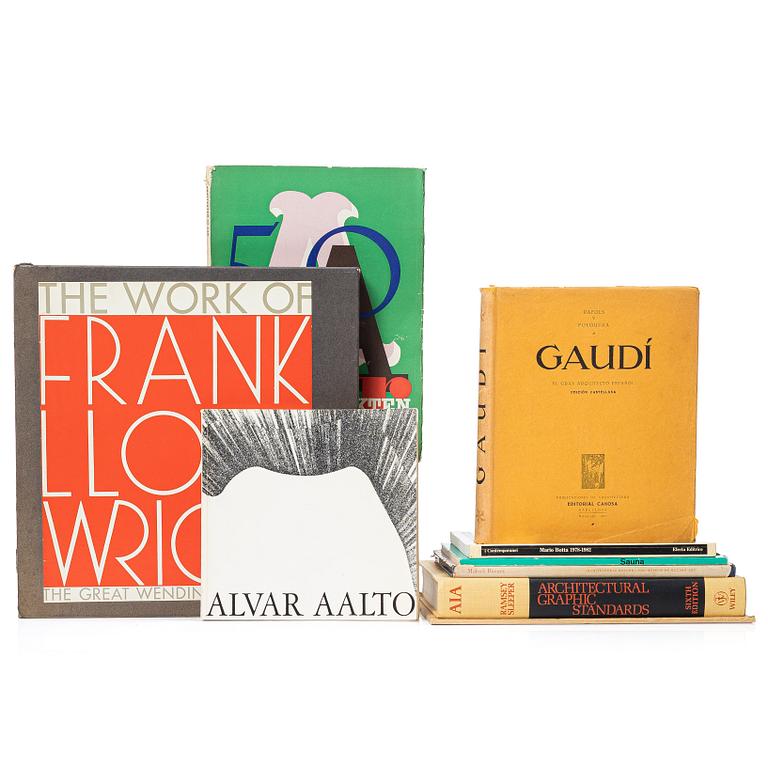 En samling böcker och tidsskrifter om arkitektur, bl a "Gaudí" och "The Work of Frank Lloyd Wright".