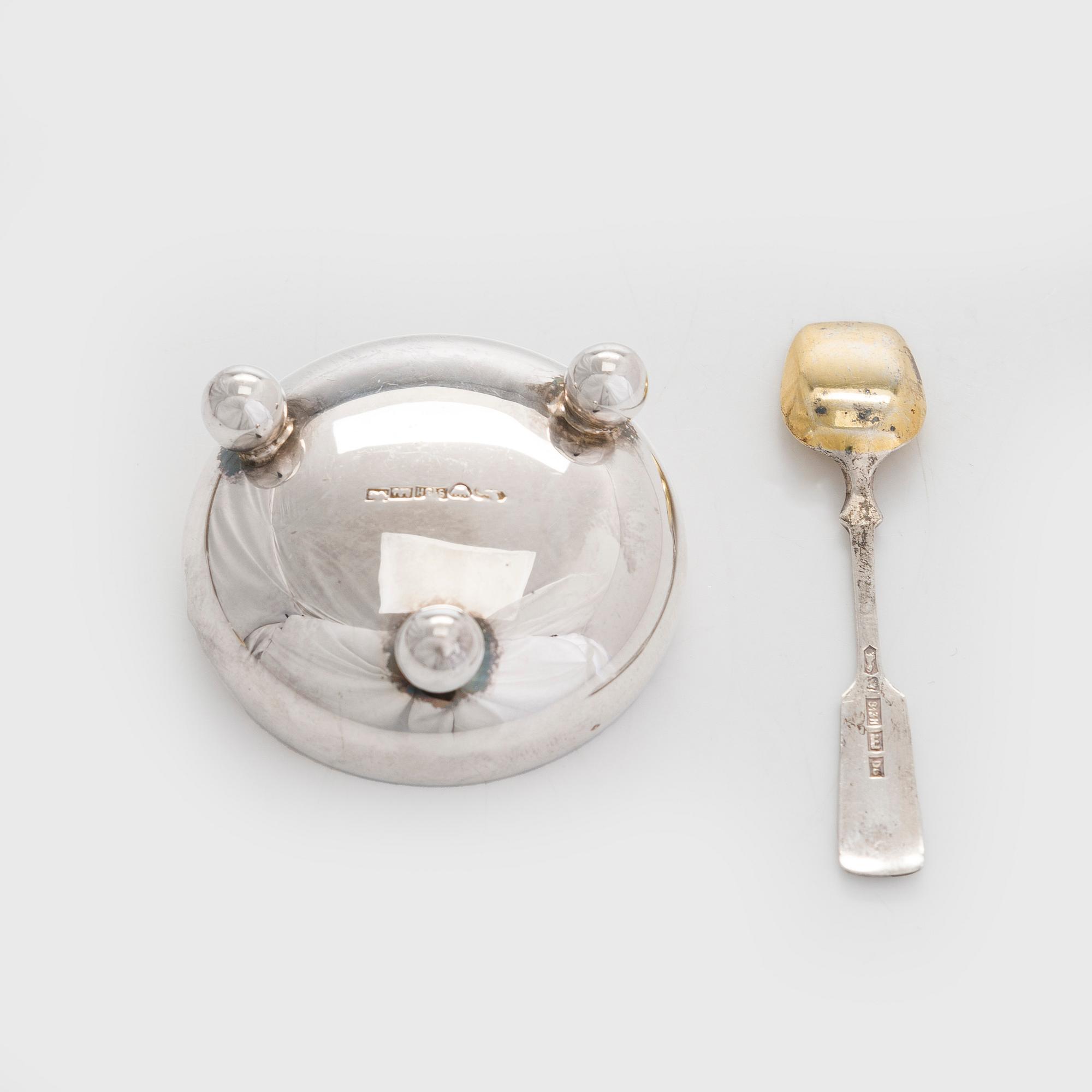 A set of two vases, a dish and a salt cellar with spoon, silver, Hämeenlinna and Helsinki 1929-52.