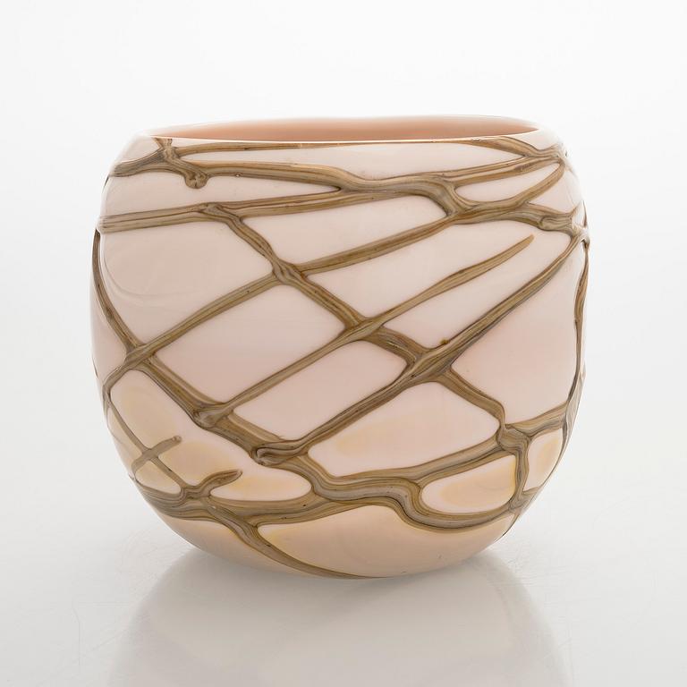 Heikki Orvola, A unique glass bowl, signed Heikki Orvola Nuutajärvi Notsjö, 1978/1979.