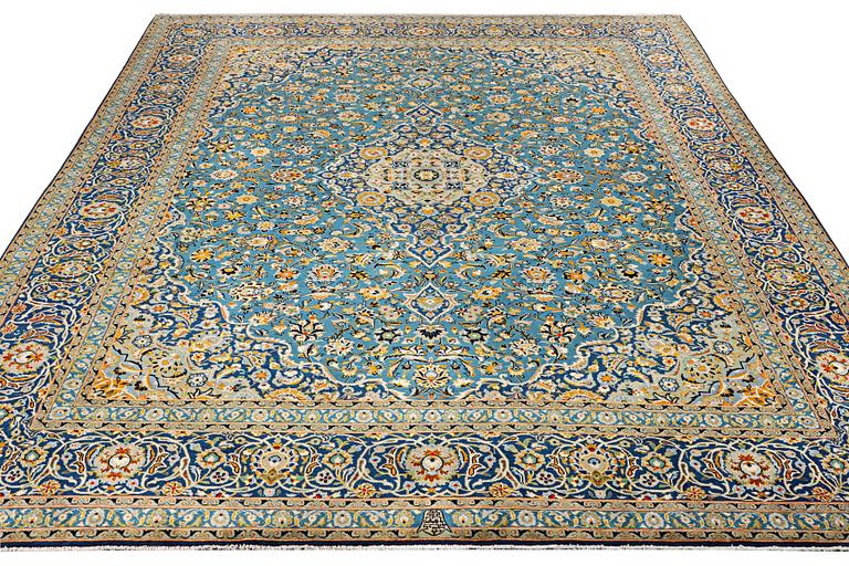 A Kashan carpet, signed Isfahanian, a. 407 x 310 cm.