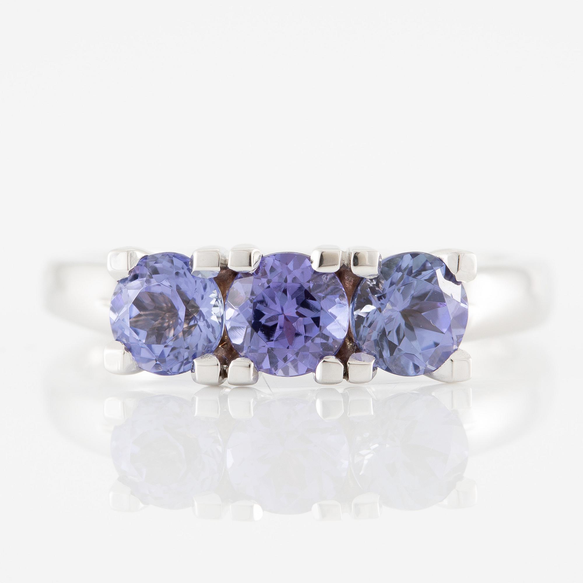 Ring 14K white gold with three tanzanites.