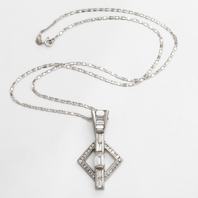Hänge, platina samt smaragd-, prinses,-baguette- och briljantslipade diamanter med kedja i 14K vitguld.