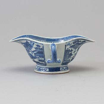 A blue and white sauce boat, Qing dynasty, 19th Century.