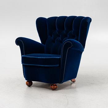 A 1940s lounge chair.