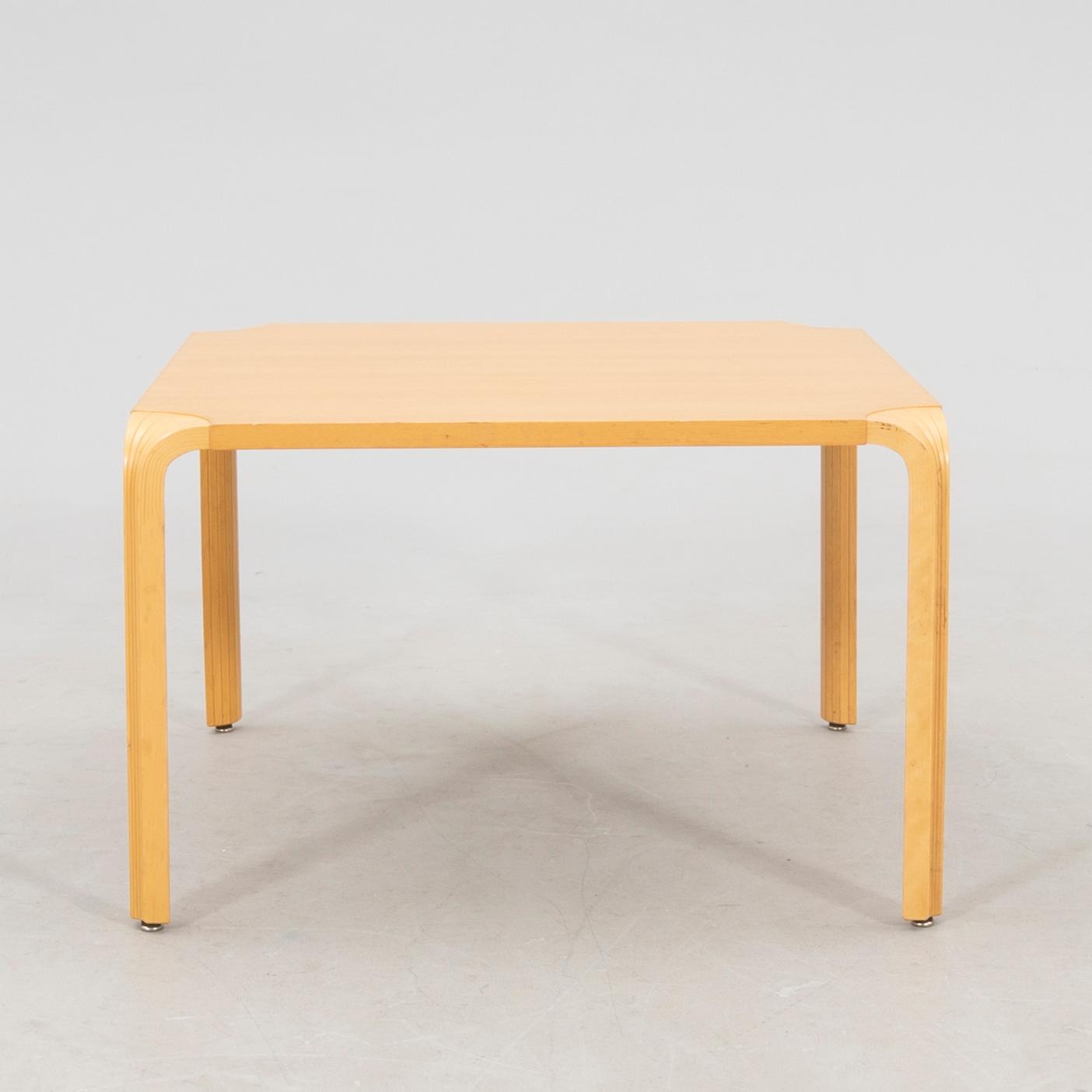 Alvar Aalto, soffbord X800A "Fan leg table" Artek Finland sent 1900-tal.