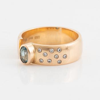 Ring 18K guld med briljantslipade diamanter och turmalin.