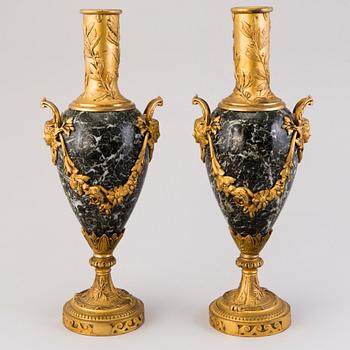 DEKORATIONSURNOR ETT PAR, brons och granit, Ryssland/Frankrike 1800-talets slut.