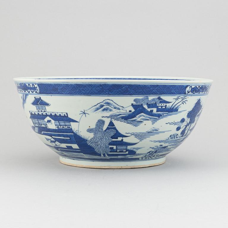 A large blue and white bowl, Qing dynasty, late 19th Century.