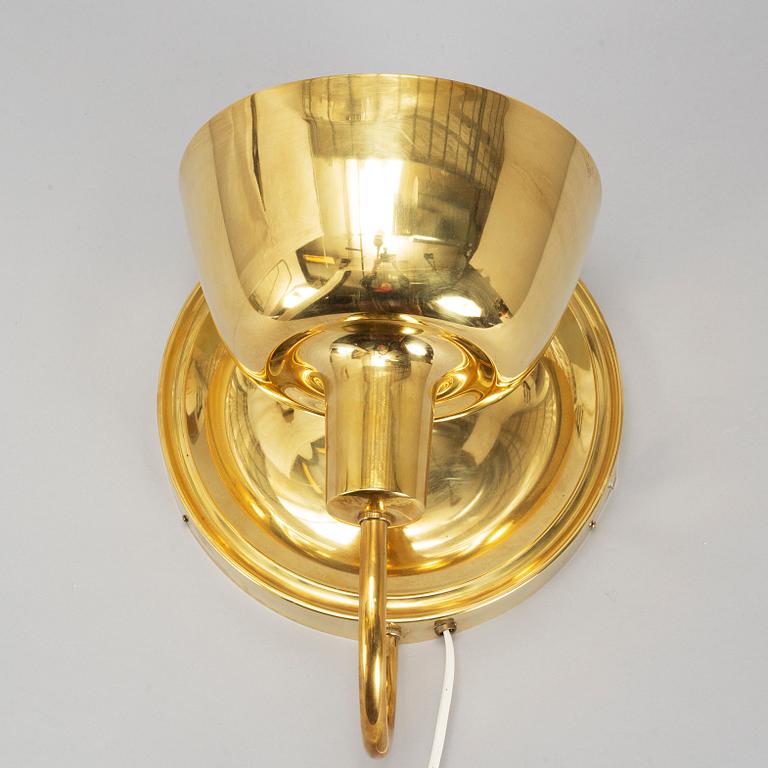 A brass wall light model 2389 by Josef Frank, Firma Svenskt Tenn.