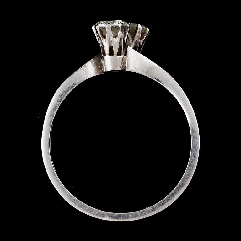 RING, 18k vitguld med 2 briljantslipade diamanter tot ca 0,50 ct. Stockholm 1971. Vikt ca 3 g.