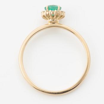 Ring in 14K gold with an emerald and small brilliant-cut diamonds.