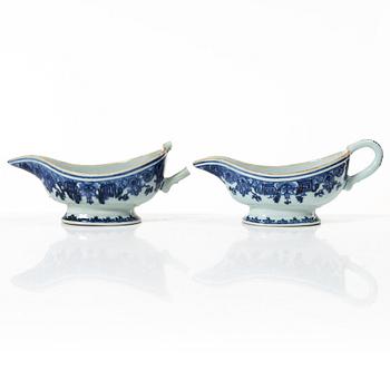 A pair of Chinese blue and white porcelain sauce boats, Qing dynasty, Qianlong (1736-95).