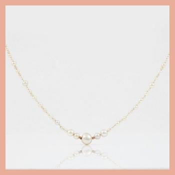 COLLIER med odlade samt troligen äkta pärlor i varierande storlekar. Ø 10 - 1.5 mm.