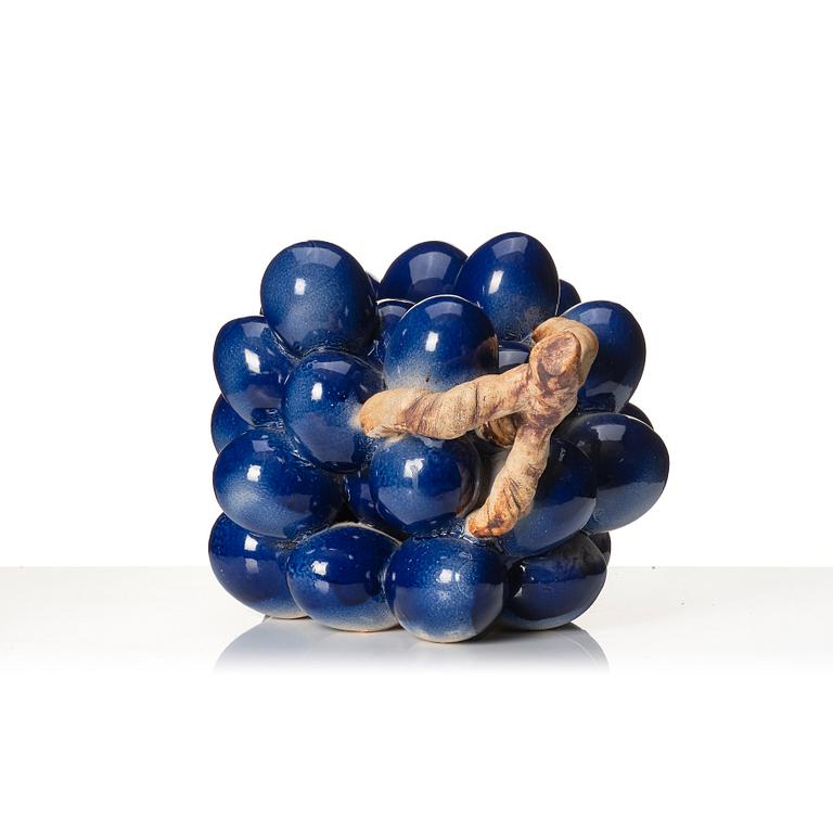 Kjell Janson, sculpture, bunch of grapes, own studio, Mora, Sweden 2000.