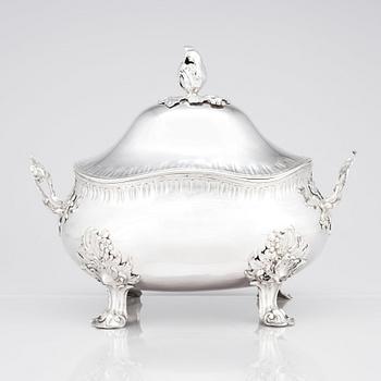 A Baltic 18th century silver tureen with lid. Mark of Daniel Lundgren (Reval 1771-83).