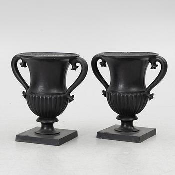A pair of "Prakturnan" urns, Byarums Bruk, 21st century.