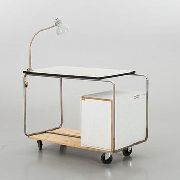 SKRIVBORD med fast monterad skrivbordslampa. Funkis-stil, 1950-60-tal.