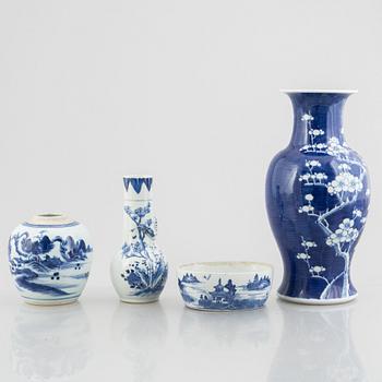 Four porcelain pieces, China, 19th and 20th century.