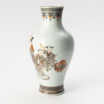 A porcelain vase, China, mid/second half of the 20th century.