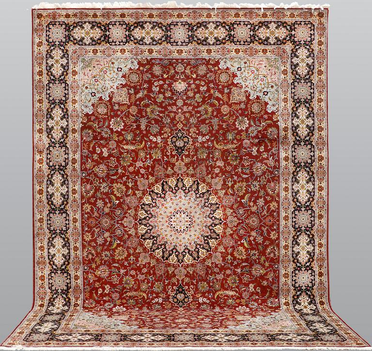 A Tabriz carpet, part silk, so-called 50 Raj, approx. 352 x 250 cm.