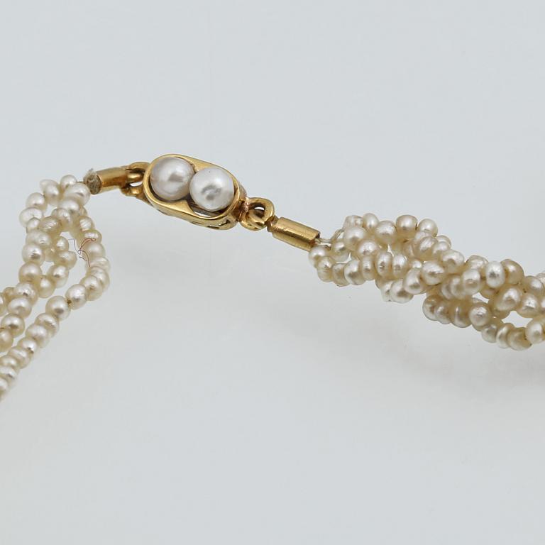 COLLIER, troligtvis med små orientaliska pärlor, lås i 18K guld.