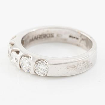 Half eternity ring in 14K white gold set with brilliant-cut diamonds.