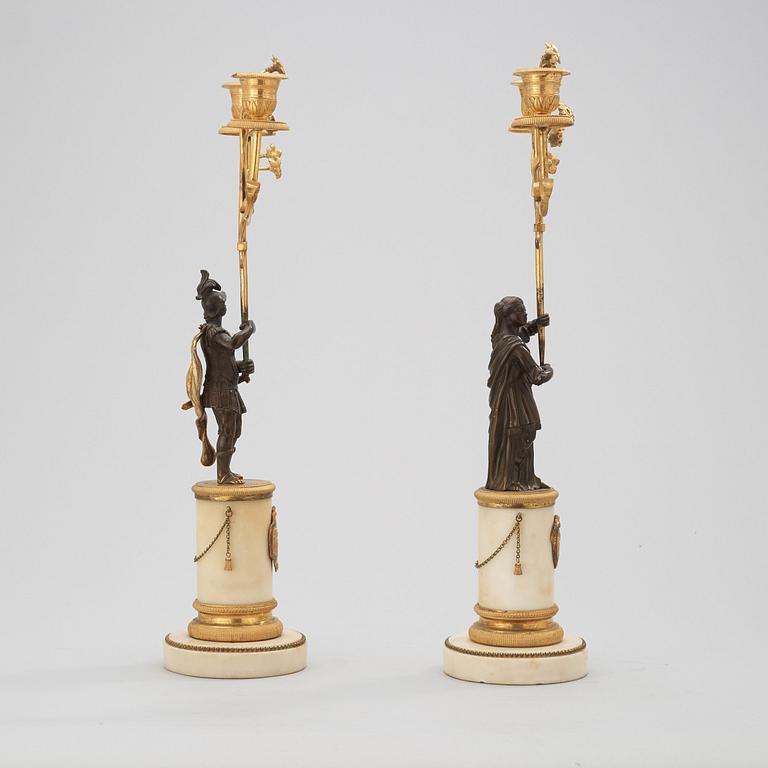 KANDELABRAR, för två ljus, ett par. Sengustavianska, omkring år 1800.