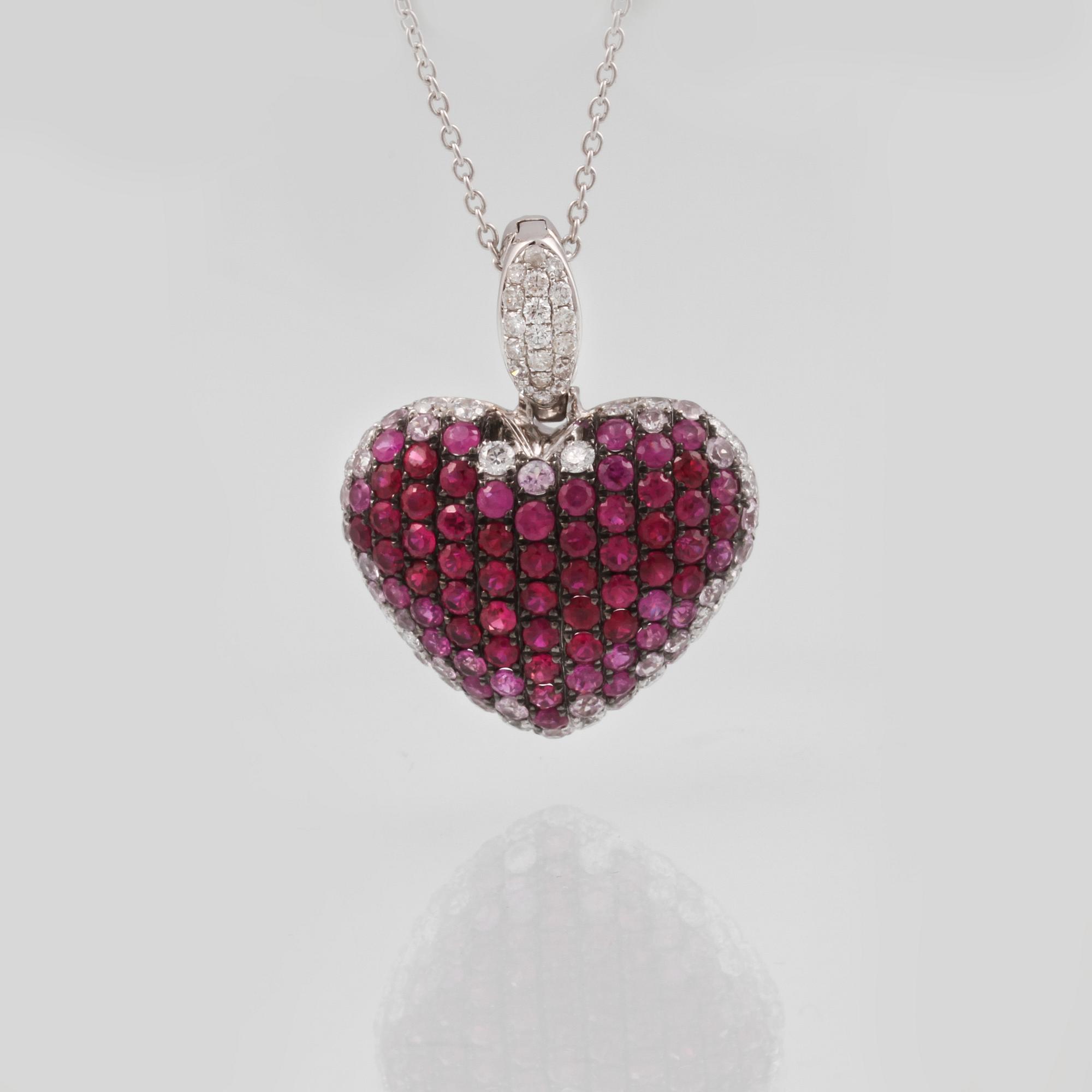 HÄNGE, 18K vitguld med fasettslipade diamanter ca 0.60 ct, rubiner ca 2.31 ct samt rosa safirer ca 0.68 ct. Vikt 7,8 g.