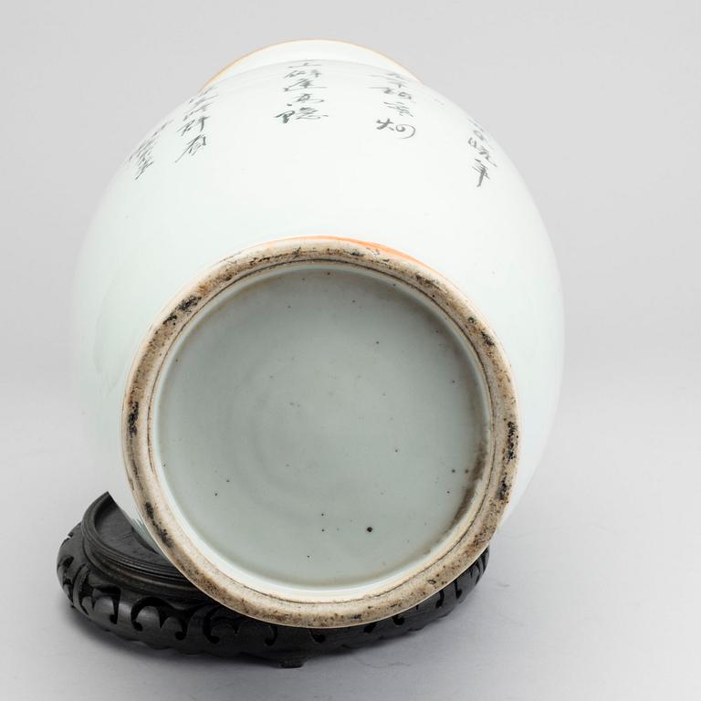 A Chinese porcelain urn around 1900.