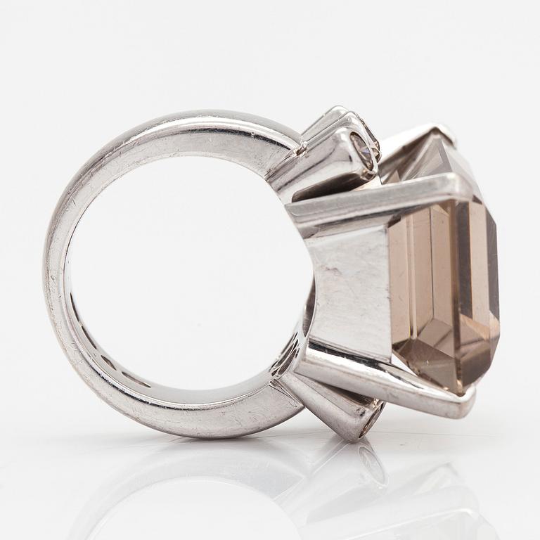 An 18K whitegold ring with an emeraldcut smokey quartz and diamonds approx 0.70 ct in total, Kultala, Helsinki 2008.
