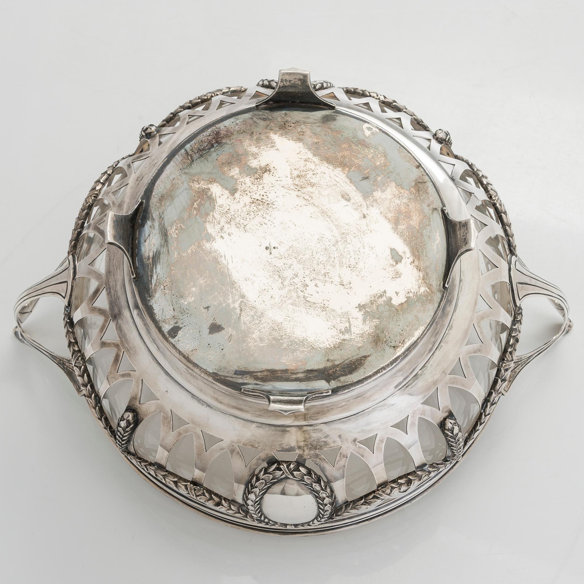 Tarjoilumalja, hopea, lasisisus, tuontileima 1899-1907, Br. Grachevin leima hovihankkijan merkillä.