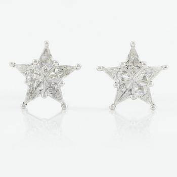 Örhängen, i form av stjärnor, vitguld med fantasislipade diamanter.