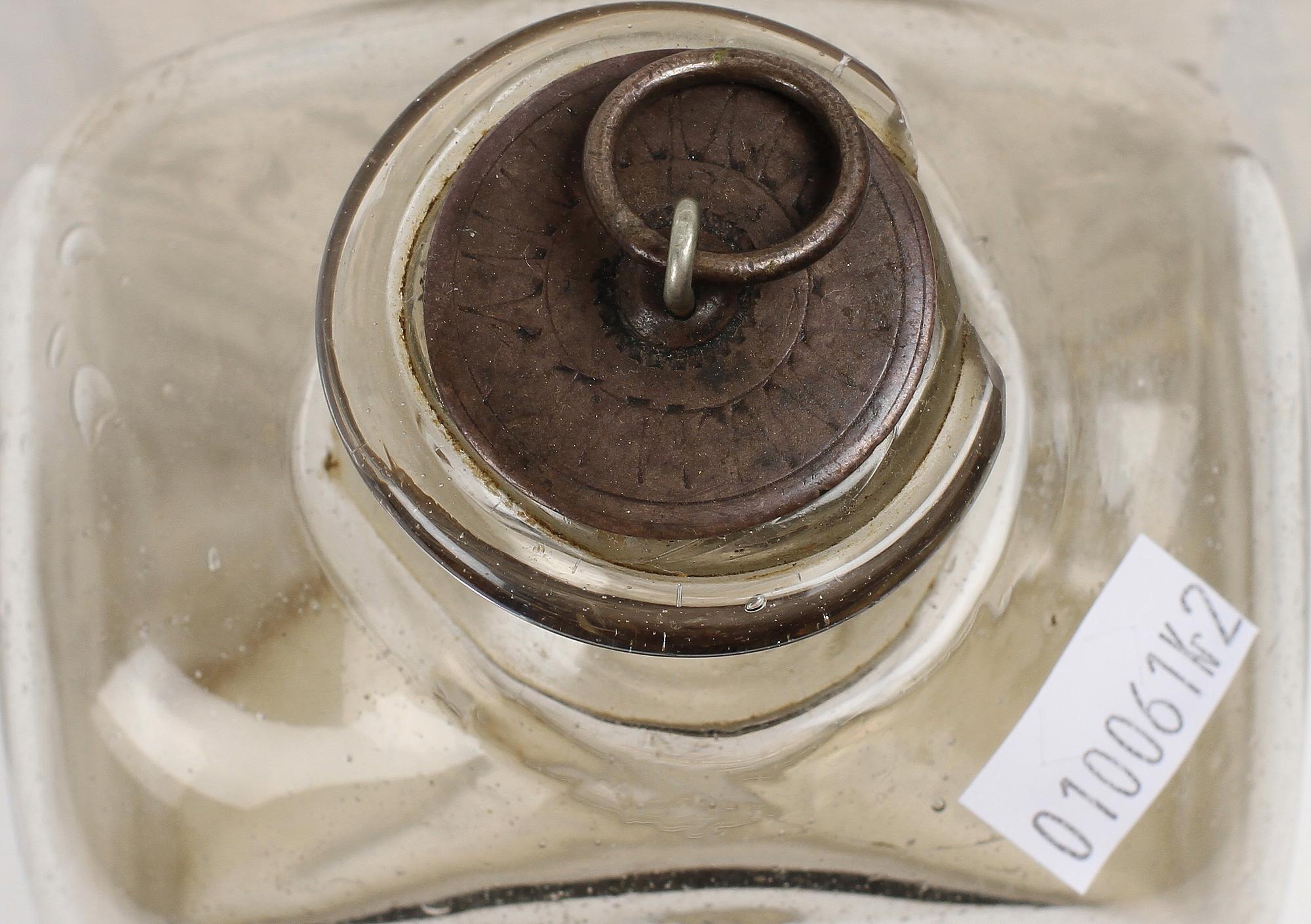 BRÄNNVINSFLASKOR, 2 st samt GLAS, 4+1 st. 1800-tal.