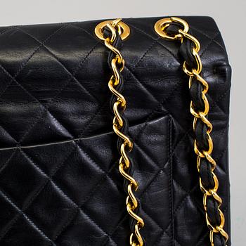 VÄSKA, "Timeless Classic Maxi Flap", Chanel.