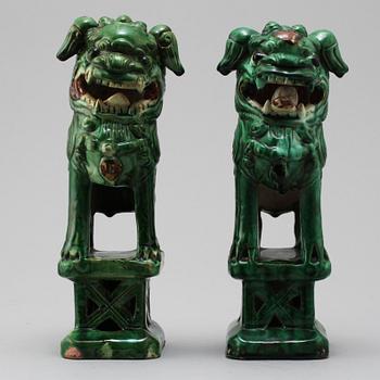 FOHUNDAR, 2 st snarlika, porslin, Kina, 1800 respektive 1900-tal.