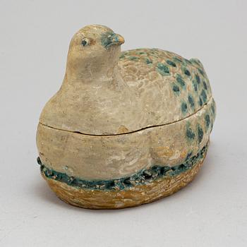 A butter ceramic hen, circa 1900.