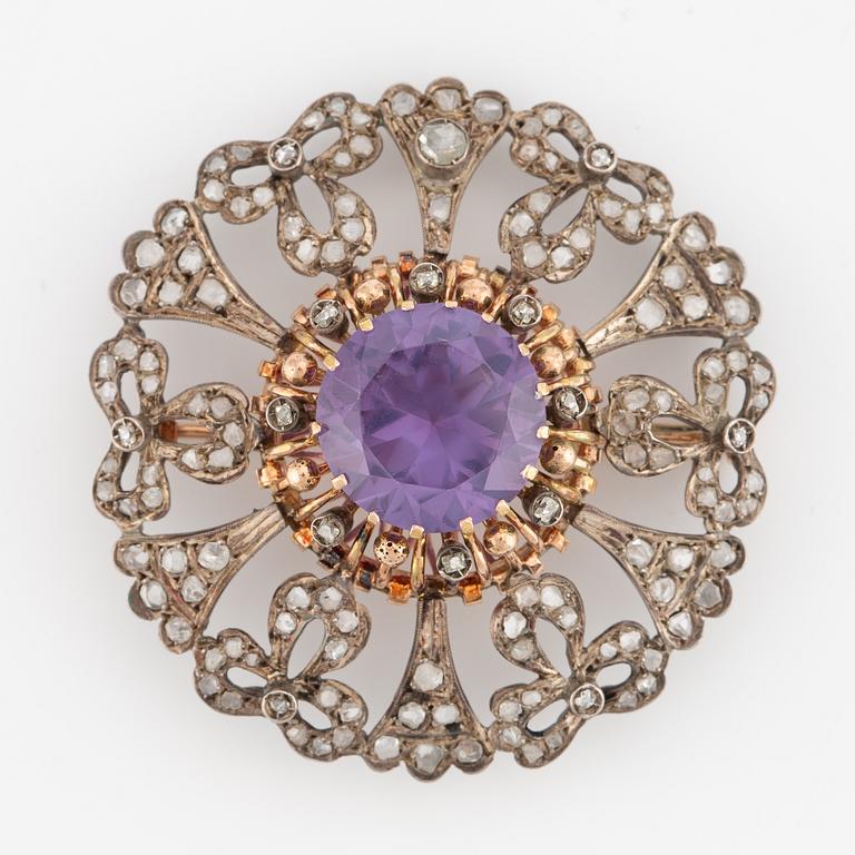 Brooch/pendant in 14K gold and silver with a colour-changing synthetic sapphire and rose- and old-cut diamonds.