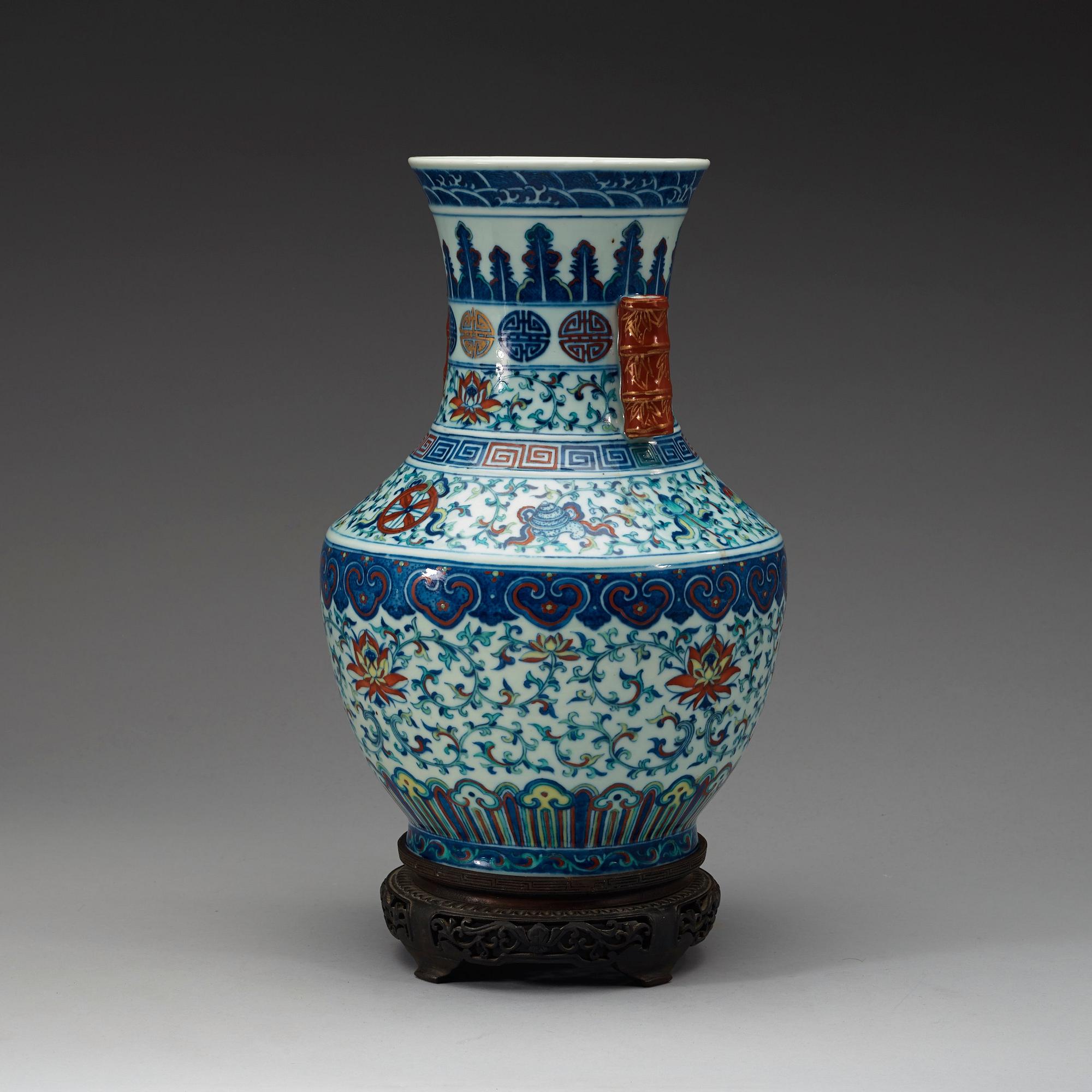 VAS, porslin. Qing dynastin, 1800-tal, med Qianlongs sigillmärke.