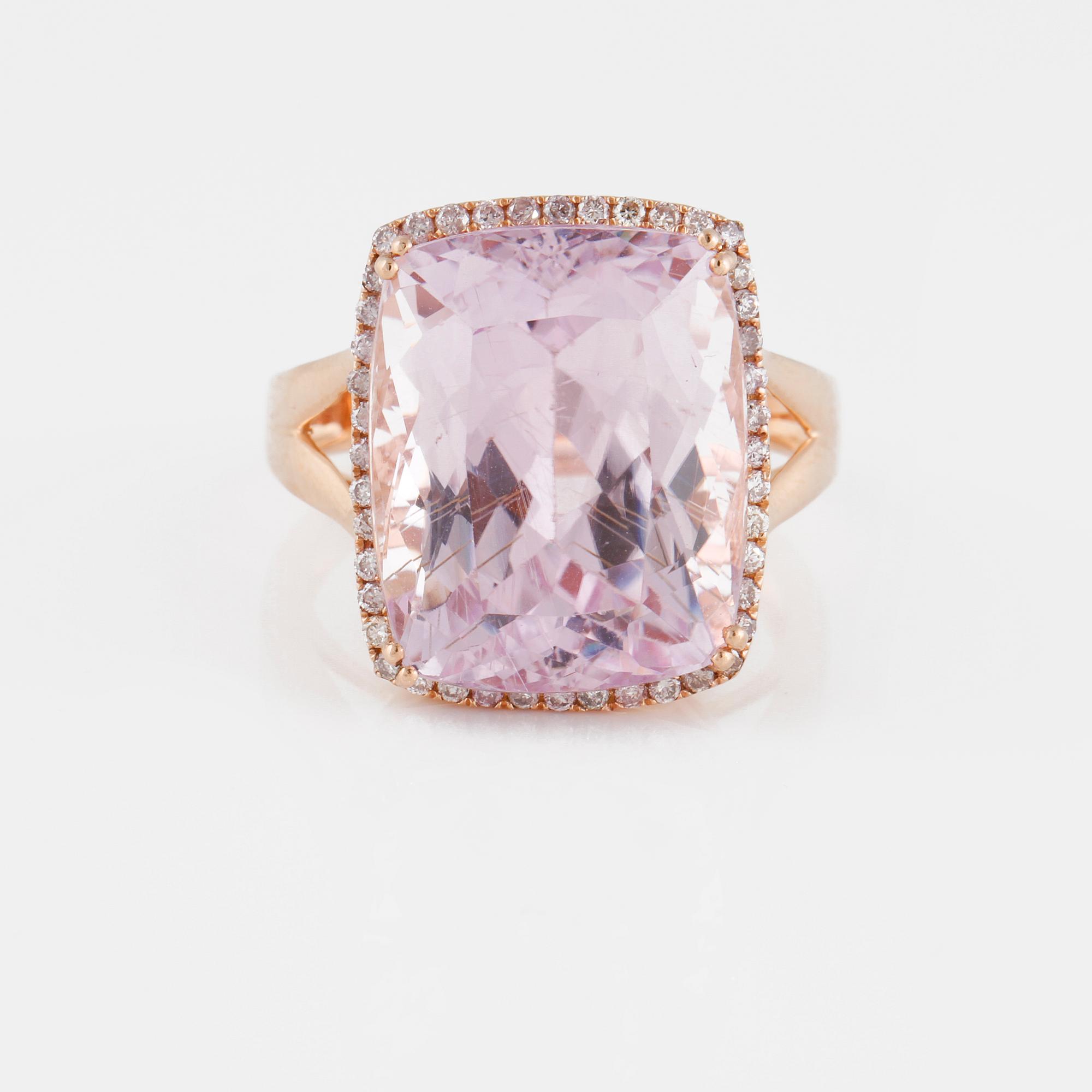 RING, med fasettslipad kunzit ca 17,4 ct samt briljantslipade diamanter ca 0.30 ct.