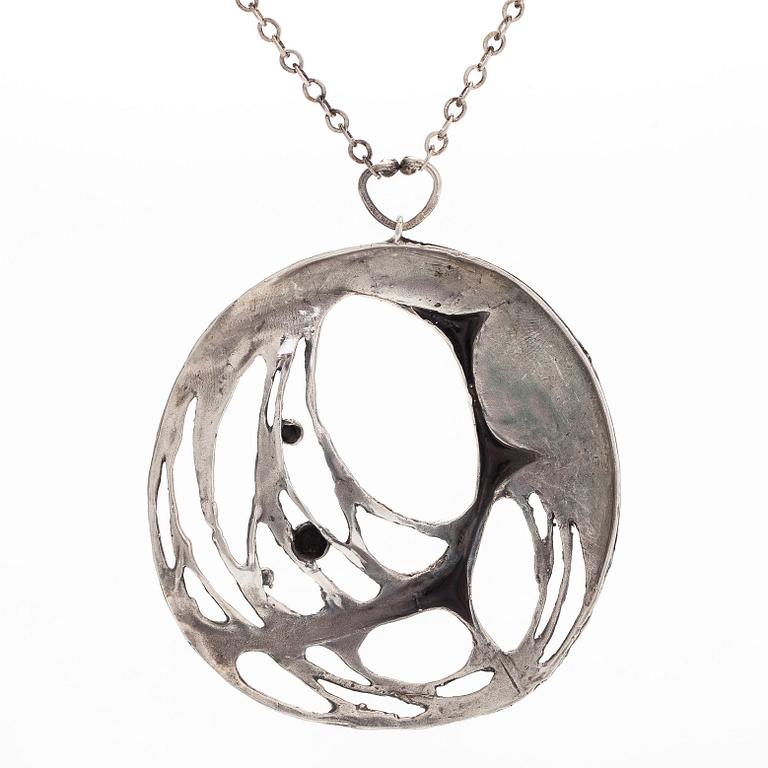Karl Laine, hängen, "Spider web", 2 st, silver, Åbo 1970-tal.