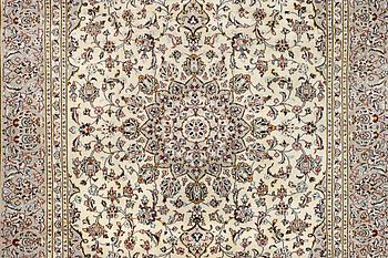 A Kashan carpet, c. 334 x 234 cm.