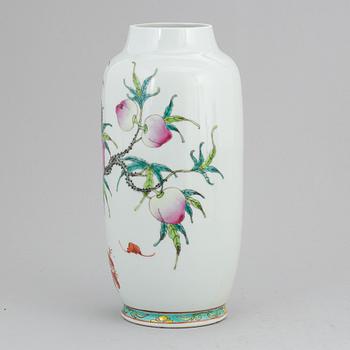 A famille rose peach vase, late Qing dynasty.