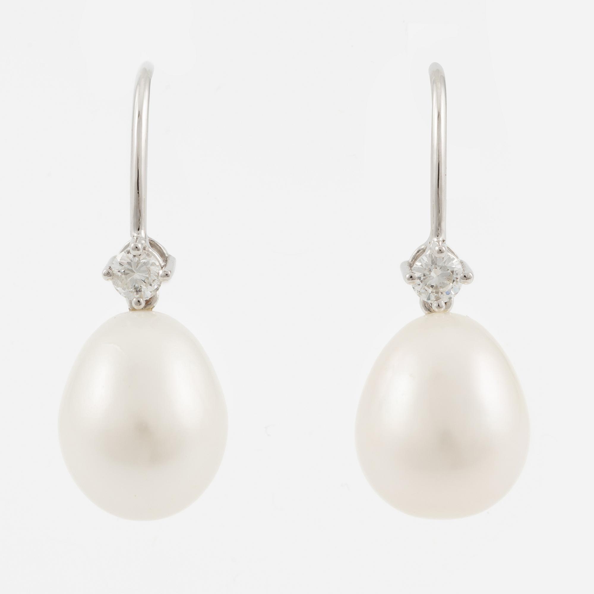 Earrings 18K white gold with cultured pearls and brilliant-cut diamonds.
